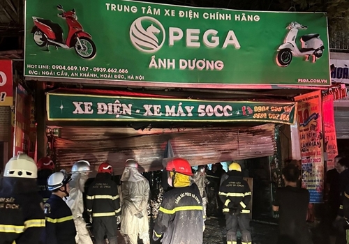 Hà Nội: Cháy cửa hàng sửa xe máy, 3 người trong 1 gia đình tử vong